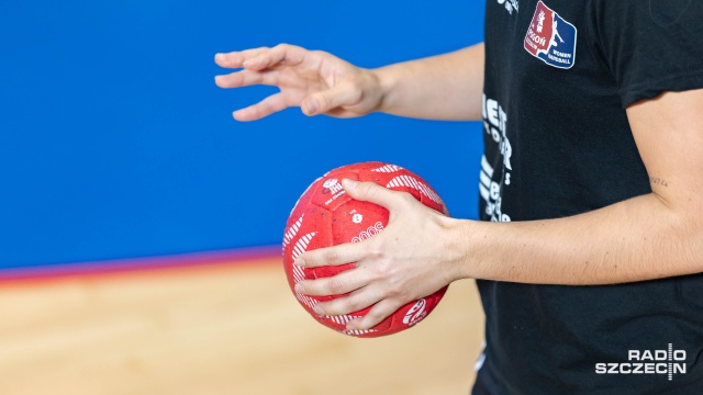 Piłkarki ręczne SPR Pogoni nie zatrzymały wicelidera Ligi Centralnej. Szczecinianki przegrały na wyjeździe z Elmasem KPS -APR Radom 22:25 w szóstej kolejce rozgrywek.