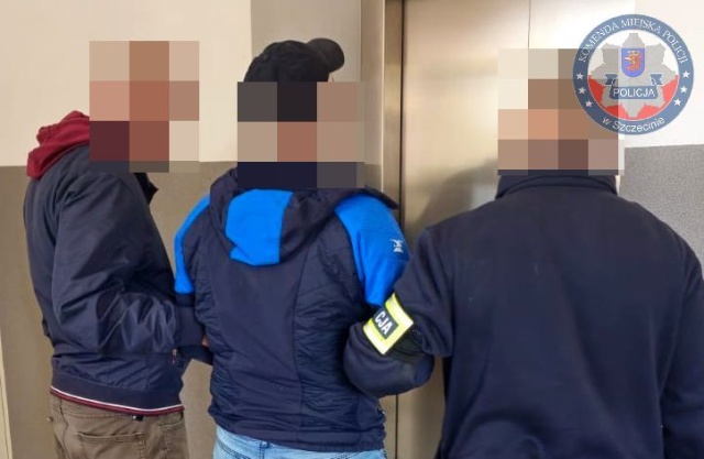 31 zarzutów za oszustwa i próbę przekupstwa usłyszał 37-latek ze Szczecina. Mężczyzna trafił na trzy miesiące do aresztu.