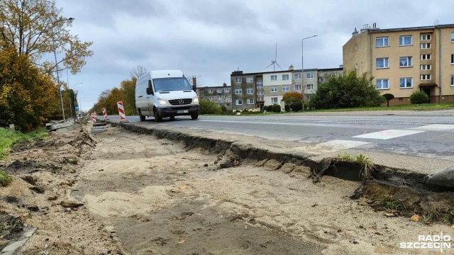 Budowa ścieżki rowerowej z Kołobrzegu do Pyszki na półmetku. Chodzi o 11 kilometrów nowej trasy powstającej wzdłuż drogi wojewódzkiej nr 163.