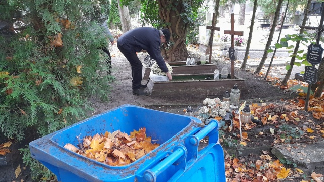 W Świnoujściu trwają wielkie porządki przed Dniem Wszystkich Świętych. Zarówno mieszkańcy, jak samorząd sprzątają groby i okolice cmentarza.