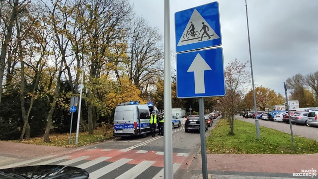 Jak bezpiecznie dojechać na kołobrzeski cmentarz - miejscowa policja poinformowała o zmianach organizacji ruchu, które będą obowiązywały przez cztery dni. Warto zdjąć nogę z gazu i patrzeć na znaki.