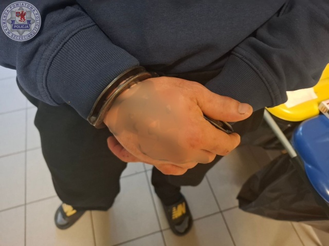 Wizyta u sąsiadów skończyła się ośmioma zarzutami i trzymiesięcznym aresztem. Policjanci ze Szczecinka zatrzymali dwóch braci - 28 i 29-latka.