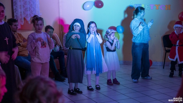 Zabawa, konkursy, ale też edukacja - kilkadziesiąt dzieci przebranych za świętych Kościoła Katolickiego bawiło się na Balu Wszystkich Świętych w parafii pw. Św. Krzyża w Szczecinie.
