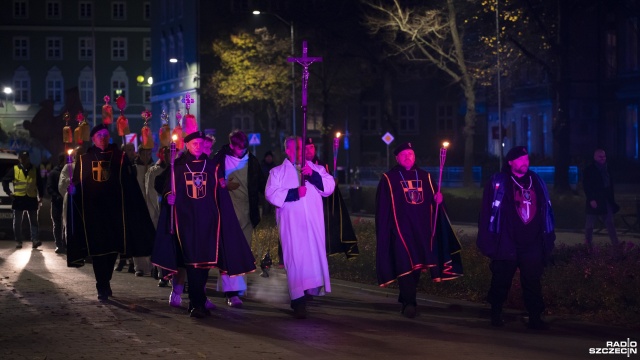 Wierni Kościoła Katolickiego przeszli w procesji ze świętymi ulicami Szczecina.