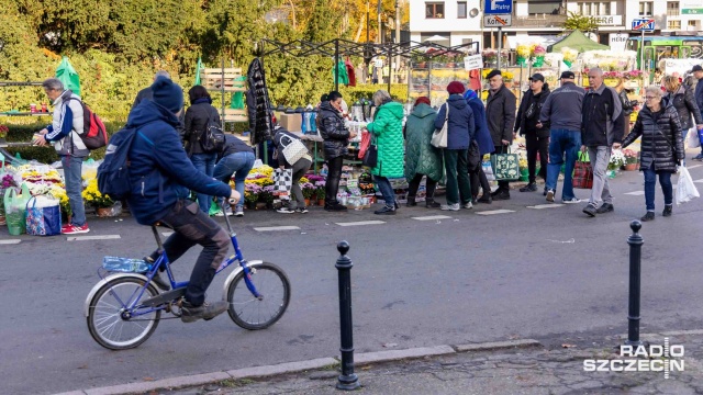 Piękna polska jesień. Na Cmentarzu Centralnym coraz więcej odwiedzających [WIDEO, ZDJĘCIA]