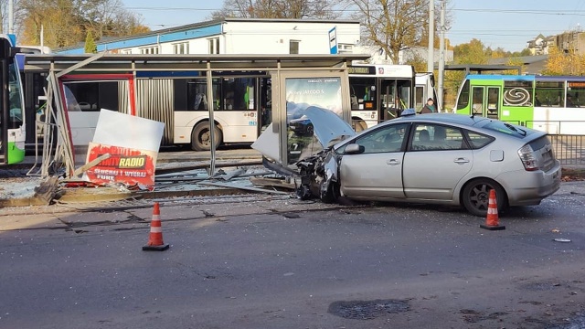 W sobotę w godzinach porannych samochód wjechał w przystanek na pętli Ludowa w Szczecinie.