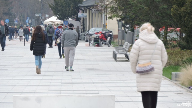 Zaduszki nad morzem, to nie tylko odwiedziny na cmentarzu, ale i wypoczynek. Świnoujska promenada i plaża wcale nie opustoszały na czas świąt. Wiele osób ten czas postanowiło wykorzystać na łapanie odporności nad Bałtykiem.
