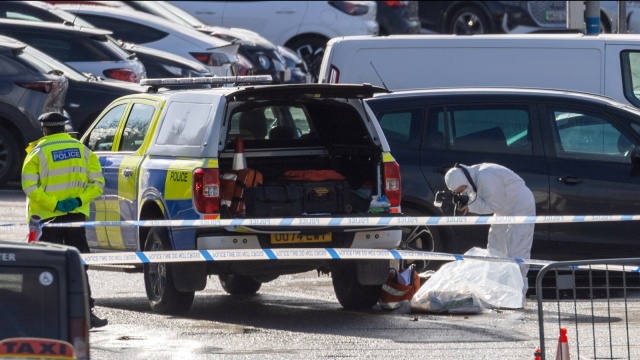 Dziesięć osób zostało rannych, w tym dziewięć ciężko, w ataku nożownika na pasażerów pociągu jadącego w kierunku Londynu zatrzymano dwie osoby - poinformowała brytyjska policja.