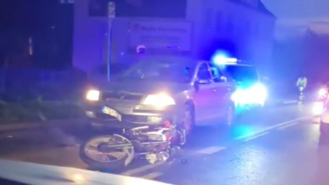 Samochód osobowy zderzył się z jednośladem. Jedna osoba potrzebowała pomocy medycznej.