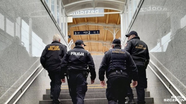 Kołobrzeski dworzec PKP pod okiem służb mundurowych - na peronach można spotkać wspólne patrole policji, Straży Miejskiej i Straży Ochrony Kolei.