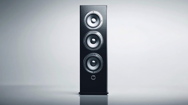 Dobre nagłośnienie to podstawa zarówno w domowym studiu, jak i podczas występów na żywo. W świecie audio od lat trwa dyskusja o tym, które rozwiązania są lepsze - pasywne czy aktywne. To drugie zyskuje coraz większą popularność, bo pozwala cieszyć się mocnym, klarownym dźwiękiem bez konieczności inwestowania w dodatkowe wzmacniacze. Kolumny głośnikowe aktywne stały się standardem wśród muzyków, DJ-ów, organizatorów wydarzeń, ale też wśród osób, które chcą stworzyć w domu prawdziwe centrum muzyczne. Wybór jednak nie jest prosty - producenci oferują dziesiątki modeli, a każdy różni się parametrami, brzmieniem i przeznaczeniem. Na co zwrócić uwagę, aby dopasować sprzęt do własnych potrzeb i uniknąć rozczarowań