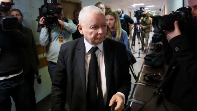 Europoseł Koalicji Obywatelskiej pozwał prezesa Prawa i Sprawiedliwości za zniesławienie podczas przesłuchania w 2024 roku przed komisją śledczą do spraw Pegasusa.