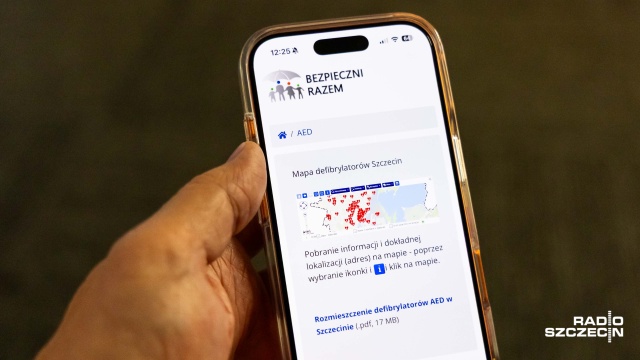 Szczecinianie mieli mieć łatwy dostęp do informacji, gdzie w mieście znajdują się urządzenia AED. Radni chcieli umieścić je na mapach Google. Pojawił się jednak problem...