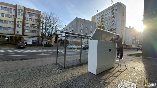 Wyglądem przypomina paczkomat, ale będzie można odbierać z niego dokumenty. Obok szczecińskiego magistratu przy ul. Felczaka stanął pierwszy w mieście urzędomat.