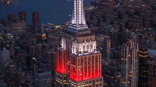 Z okazji Dnia Niepodległości jeden z najsłynniejszych budynków na świecie - nawojowski Empire State Building został podświetlony w polskie barwy narodowe. Symbolicznego zapalenia świateł dokonał najlepszy polski piłkarz Robert Lewandowski.