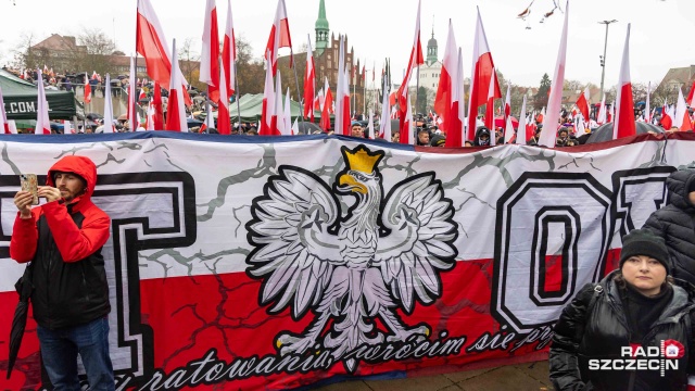 Morze deszczu, flag i ludzi. Ulicami miasta przeszedł Szczeciński Marsz Niepodległości, który ruszył z placu Solidarności. To jego 15. edycja.