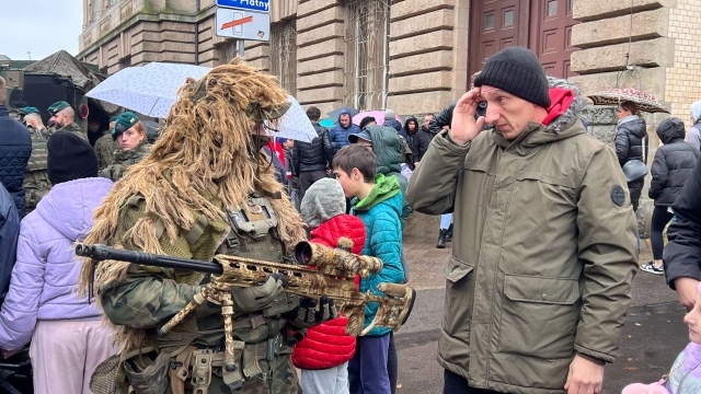 Nie codziennie można z bliska zobaczyć sprzęt wojskowy. Taką okazję mieli we wtorek mieszkańcy Szczecina, którzy tłumnie przyszli na specjalny piknik zorganizowany przez 12. Brygadę Zmechanizowaną z okazji Święta Niepodległości.