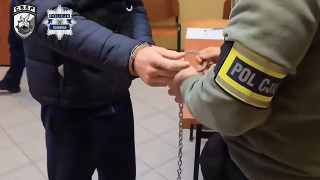 Około 25 kilogramów różnych narkotyków, m.in. MDMA, metamfetaminę, marihuanę i kokainę, przejęli policjanci, którzy w Knurowie zatrzymali trzech mężczyzn związanych ze środowiskiem pseudokibiców. Wszyscy trzej trafili do aresztu - podała w środę katowicka policja.