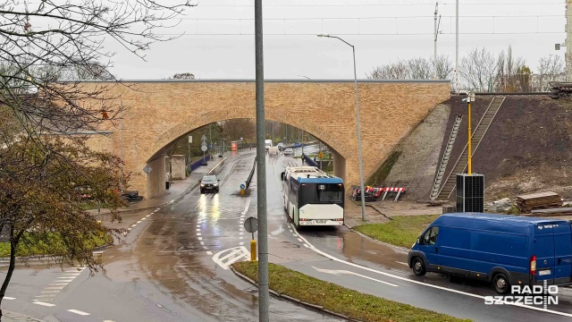 Zniknęły barierki i zwężenia pasów jezdni pod wiaduktem kolejowym przy zbiegu ulic Sczanieckiej, Wilczej i Komuny Paryskiej.