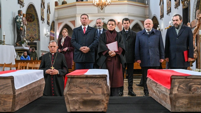 W najbliższych tygodniach rozpoczną się prace poszukiwawcze polskich ofiar rzezi wołyńskiej w Ugłach na Ukrainie. Poinformowała o tym minister kultury Marta Cienkowska. Uczestniczy ona w pogrzebie żołnierzy września w Mościskach w obwodzie lwowskim.