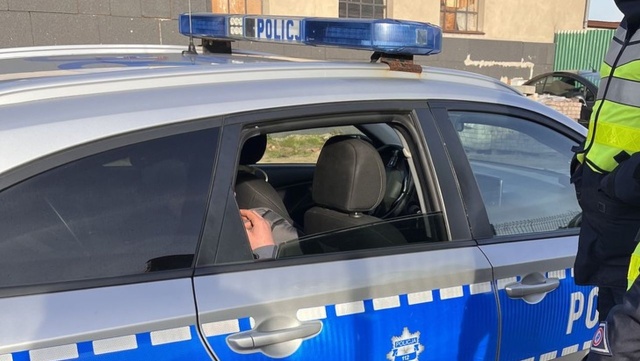 Funkcjonariusze z Białogardu zauważyli kierowcę w Fordzie Transicie, który nieprawidłowo wyprzedzał na jednym ze skrzyżowań. Nakazali mu się zatrzymać, ale ten nie zareagował.