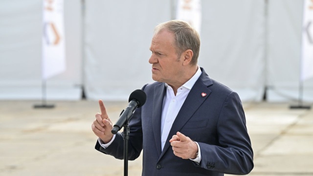 Kolejny raz będziemy mieli prezydenta, który nie czuje się strażnikiem konstytucji, tylko jej gwałcicielem - ocenił premier Donald Tusk odnosząc się do decyzji Karola Nawrockiego o odmowie 46 nominacji sędziowskich. Stwierdził, że kolejny prezydent igra z konstytucją i niewłaściwie ją interpretuje.