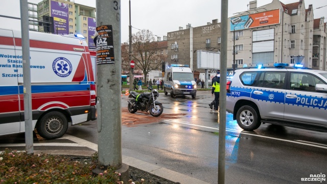 Na skrzyżowaniu al. Piastów z ulicą Krzywoustego zderzyły się samochód osobowy i motocykl.