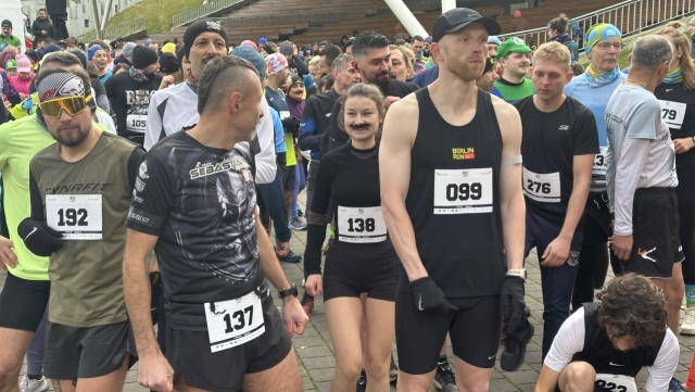 Po raz ósmy w Parku Kasprowicza w Szczecinie odbył się Bieg z Wąsem. To element międzynarodowej akcji Movember, która promuje profilaktykę i wczesne wykrywanie nowotworów u mężczyzn, takich jak rak jąder i prostaty.