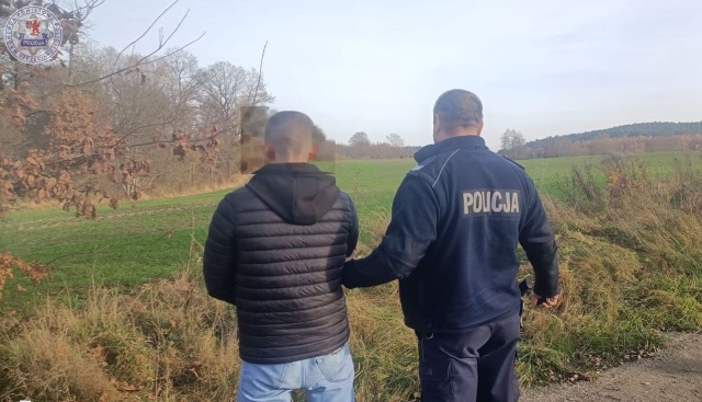 Przyjechał do sklepu rowerem, zamienił go na skuter - tylko pojazd nie był jego. Policjanci z Barwic zatrzymali 34-latka, który tłumaczył, że chciał szybciej dojechać... do dziewczyny.