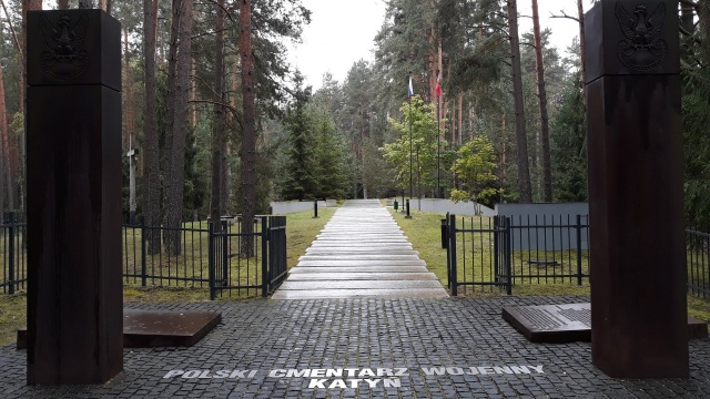 Na wniosek rosyjskiej prokuratury z Polskiego Cmentarza Wojennego w Katyniu usunięto płaskorzeźby Orderu Virtuti Militari oraz medalu pamiątkowego Krzyż Kampanii Wrześniowej.