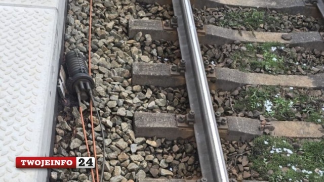 Przy torowisku na wysokości peronu stacji Koszalin Politechnika maszynista pociągu zauważył nietypowy pojemnik z przewodami. Powiadomił służby.