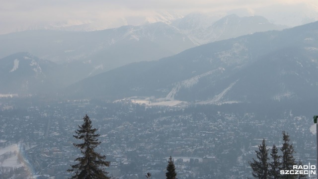 Zakopane zasypane śniegiem i oblężone przez turystów. Nieustannie pada trzecią dobę.