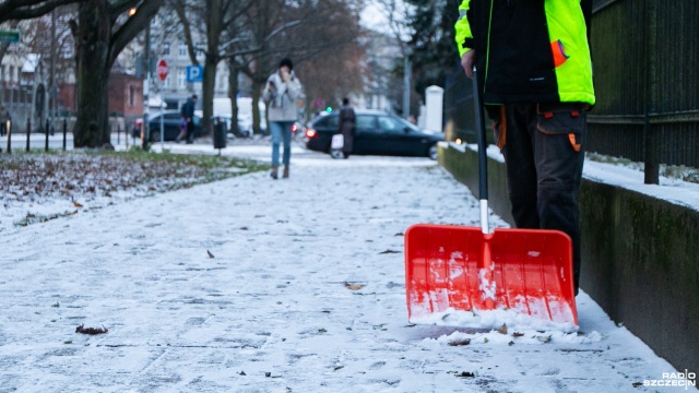 Łopaty, szczotki i skrobaczki poszły w ruch - w nocy w Szczecinie i w regionie sypnęło śniegiem.