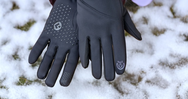 Zimowe miesiące wymagają dodatków, które nie tylko ogrzewają, lecz także podkreślają styl i zapewniają codzienną wygodę, dlatego rękawiczki zimowe damskie stają się jednym z kluczowych elementów sezonowej garderoby. Właściwie dobrany model potrafi odmienić każdą stylizację, dodać jej klasy oraz wprowadzić komfort, który docenia się podczas mroźnych poranków i wieczornych spacerów. Warto poznać ich możliwości, aby wybrać wariant idealnie dopasowany zarówno do indywidualnego stylu, jak i warunków pogodowych.