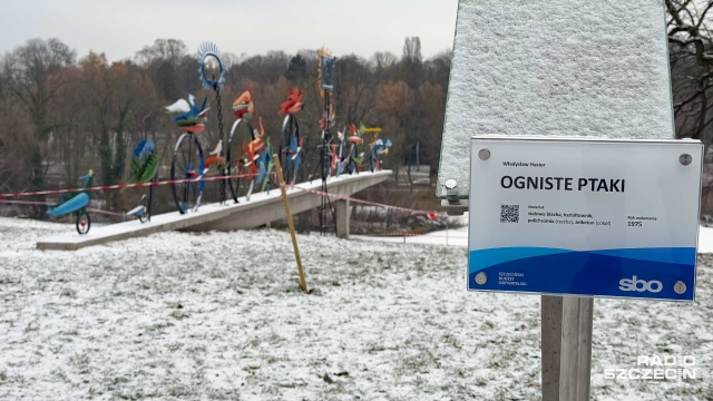 Płonące czy ogniste ptaki Chodzi o metalową rzeźbę zaprojektowaną przez Władysława Hasiora, która znajduje się w parku Kasprowicza. W jej pobliżu stoją dwie tablice informujące m.in. o historii instalacji i jej tytule.