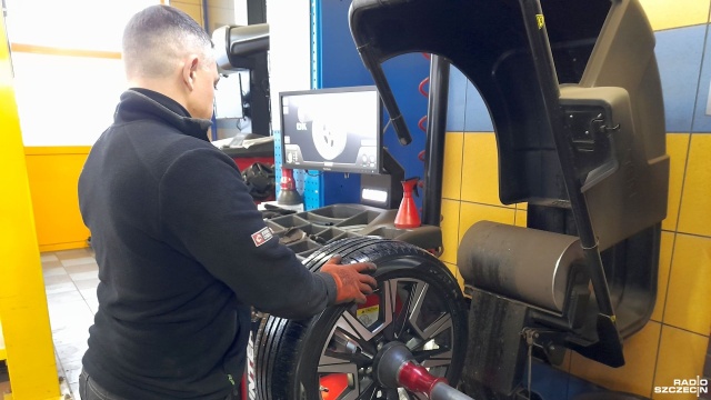 Śnieg i mróz dla kierowców oznaczają nie tylko skrobanie oblodzonych szyb, ale też wymianę opon.