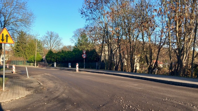 Trwają prace remontowe jezdni i chodników na ulicy Nehringa w Szczecinie. Nową nawierzchnię zyska 2-kilometrowy odcinek jezdni na odcinku od ul. Szosa Polska do ul. Polickiej.