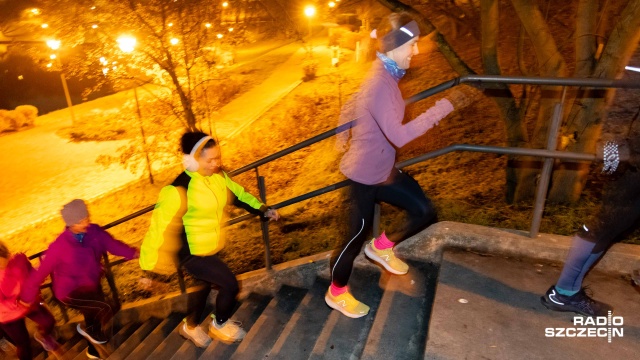 Zamiast porcji pizzy, porcja schodów - i to solidna, bo 60 stopni do pokonania szczecinianie wspólnie spalali kalorie na świeżym powietrzu w ramach trzeciej edycji akcji Stop Otyłości, Szczecin na Schodach.