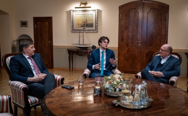 Gdy dojdzie do porażenia prądem ważne jest jak najszybsze wezwanie ratowników medycznych - podkreśla szczecinianin, student medycyny, który kilka dni temu uratował życie pracownika firmy energetycznej, który podczas pracy został porażony prądem.