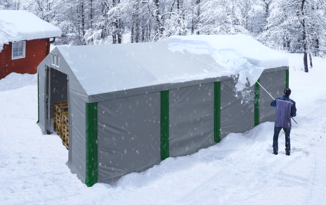 Hale namiotowe, hale magazynowe i hale eventowe to rozwiązania cenione za mobilność i funkcjonalność, jednak w okresie obfitych opadów wymagają regularnej kontroli i konserwacji. Niezależnie od jej przeznaczenia, systematyczne usuwanie śniegu z dachu to podstawa dla prawidłowej eksploatacji mobilnych zadaszeń. Jak zrobić to prawidłowo