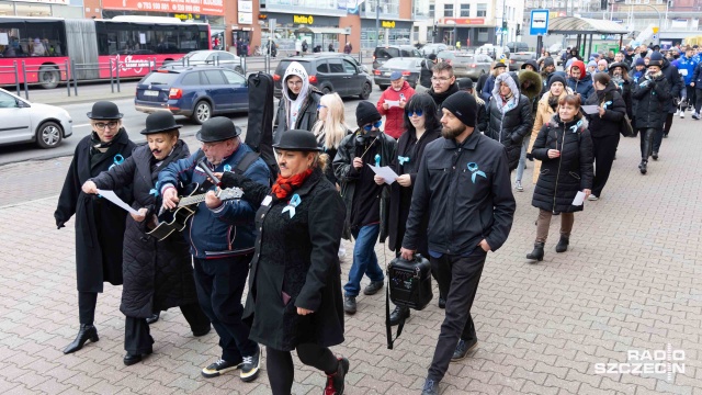 Końcówka akcji Movember - z przytupem w Stargardzie. Przez centrum miasta przeszedł barwny korowód z przewagą koloru niebieskiego. W ten sposób uczestnicy marszu zapraszali panów do udziału w bezpłatnych badaniach, dzięki którym mogą ustrzec się nowotworu lub wykryć go na wczesnym etapie.