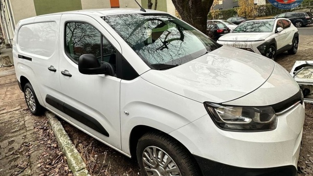 Złodziej samochodu i biżuterii trafił w ręce policjantów ze szczecińskiego Niebuszewa. 29-latek wraz z 35-letnią kobietą pojawili się w jednej z lokalnych galerii handlowych.