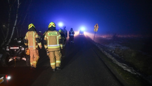 Służby zabezpieczają teren katastrofy śmigłowca na Podkarpaciu. Maszyna spadła na drzewa, po zderzeniu z ziemią zapaliła się. Do wypadku doszło w lesie w okolicach wsi Cierpisz w gminie Łańcut. Na miejscu odnaleziono ciała dwóch mężczyzn.