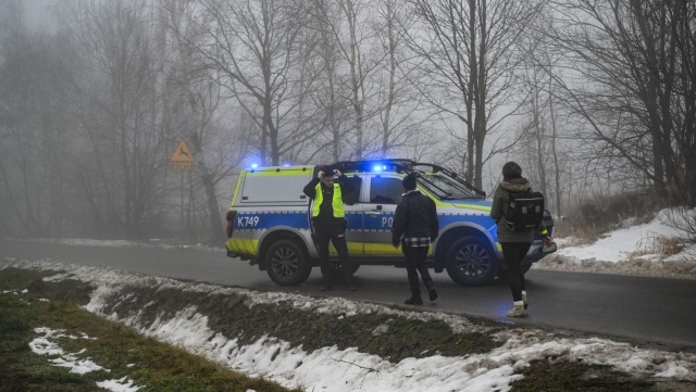 W Cierpiszu, na pograniczu powiatów rzeszowskiego i łańcuckiego, służby wciąż pracują na miejscu sobotniej katastrofy śmigłowca. W wypadku zginęły dwie osoby.