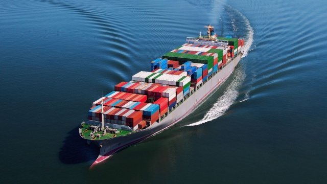 Rosnące ceny frachtów i zmienność rynku sprawiają, że koszt transportu morskiego stał się jednym z częściej analizowanych elementów w handlu międzynarodowym. Wahania stawek frachtu morskiego, różnice między FCL a LCL oraz koszty portowe sprawiają, że importerzy coraz dokładniej monitorują ceny transportu kontenera i inne koszty przewozu towarów. Zrozumienie mechanizmów wyceny ułatwia planowanie logistyki, pozwala precyzyjniej obliczyć koszty transportu i zapobiega zbędnemu przepłacaniu