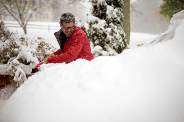 Prawdziwy zimowy kłopot zaczyna się dopiero wtedy, gdy pierwszego śnieżnego poranka próbujesz wyjechać z garażu albo dojść do furtki, a nie masz czym odśnieżyć trasy. Odśnieżanie może zająć kilkanaście minut, ale może też przeciągnąć się w męczącą walkę ze śniegiem. Różnica zwykle wynika z przygotowania. Liczy się nie tylko to, jaki sprzęt do odśnieżania wybierzesz, lecz także jak dopasujesz go do swojej działki i jak o niego zadbasz przed sezonem. Poniżej znajdziesz trzy proste obszary, na które warto zwrócić uwagę, żeby zimowe porządki były szybkie i komfortowe.