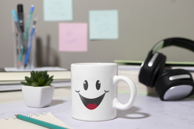 Kubki firmowe bez wątpienia należą do najbardziej uniwersalnych i praktycznych gadżetów biurowych, które potrafią wnieść wiele wartości do codziennego życia zawodowego. Dzięki ofercie SeliGift.com możesz połączyć ich użyteczność ze wsparciem dla marketingu - aby to zrobić, wybierz kubki z własnym nadrukiem dostępne w tej kategorii. Na stronie naszego sklepu możesz zamówić wyjątkowe kubki z logo, nazwą firmy czy logotypem, które nie tylko spełnią funkcję praktyczną, ale także estetyczną, zgodną z identyfikacją wizualną Twojej marki. Zapraszamy do zakupów i odkrycia, jak nasze produkty mogą stać się nieodłącznym elementem budowania wizerunku Twojego przedsiębiorstwa.