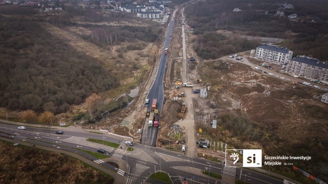 Kolejny krok na budowie III etapu Trasy Północnej zakończony - budowlańcy ułożyli masy bitumiczne na jezdni na odcinku od ulicy Łącznej.