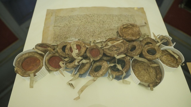 Zwrócone przez Niemcy bezcenne krzyżackie archiwa i fragment rzeźby wróciły do Polski, można je oglądać na Zamku Królewskim w Warszawie.