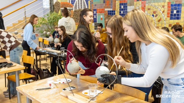 Twarde jak skorupa i nie do stłuczenia - czyli bombki, które naprawdę trzymają formę. Studenci Wydziału Budownictwa i Inżynierii Środowiska szczecińskiego ZUT-u zorganizowali konkurs malowania betonowych bombek.